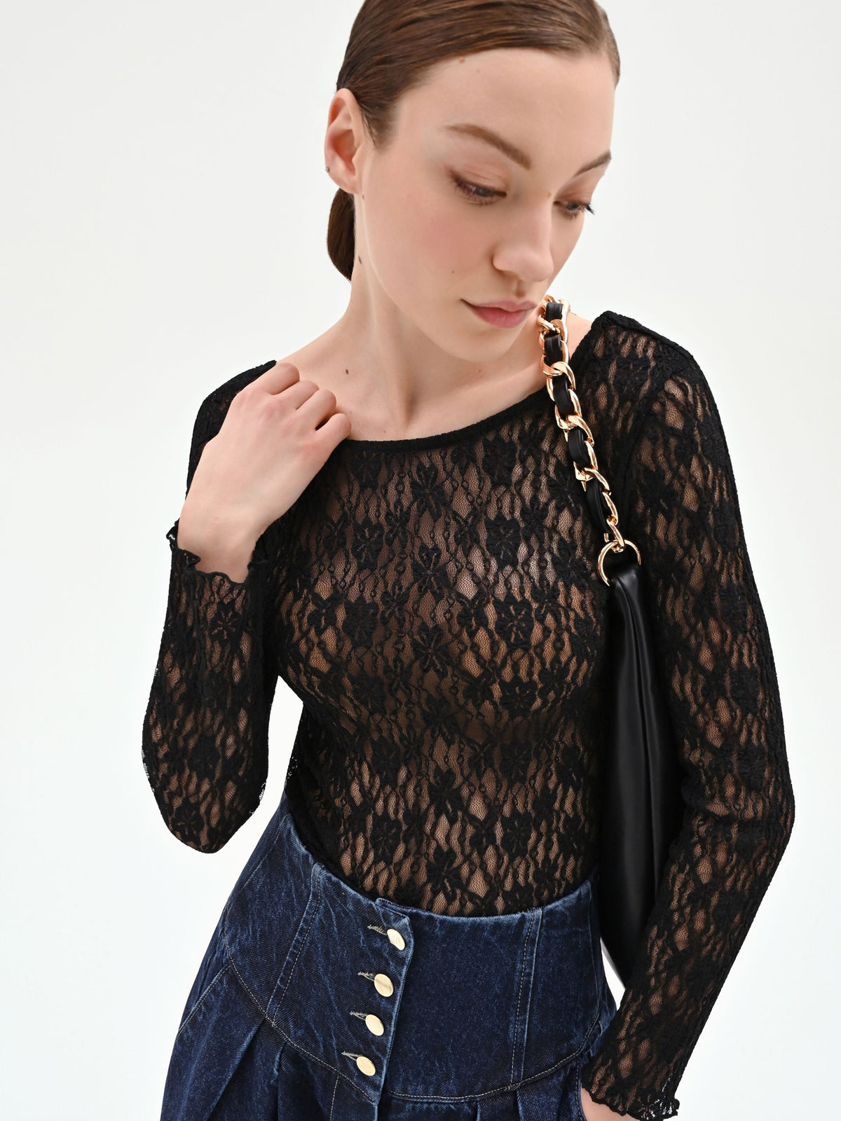 Blusa nera in pizzo floreale