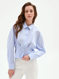 Camicia azzurra in cotone con pieghe cucite