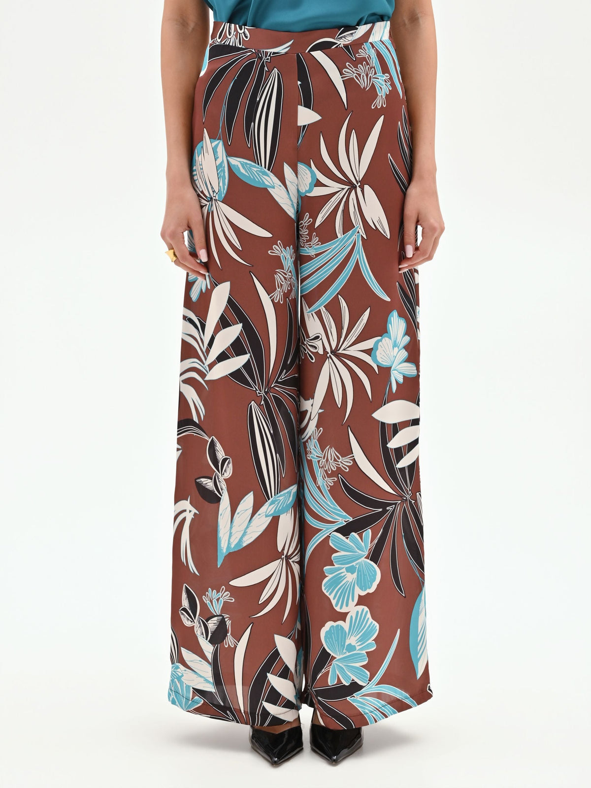 Pantalone a palazzo cioccolato con stampa botanica