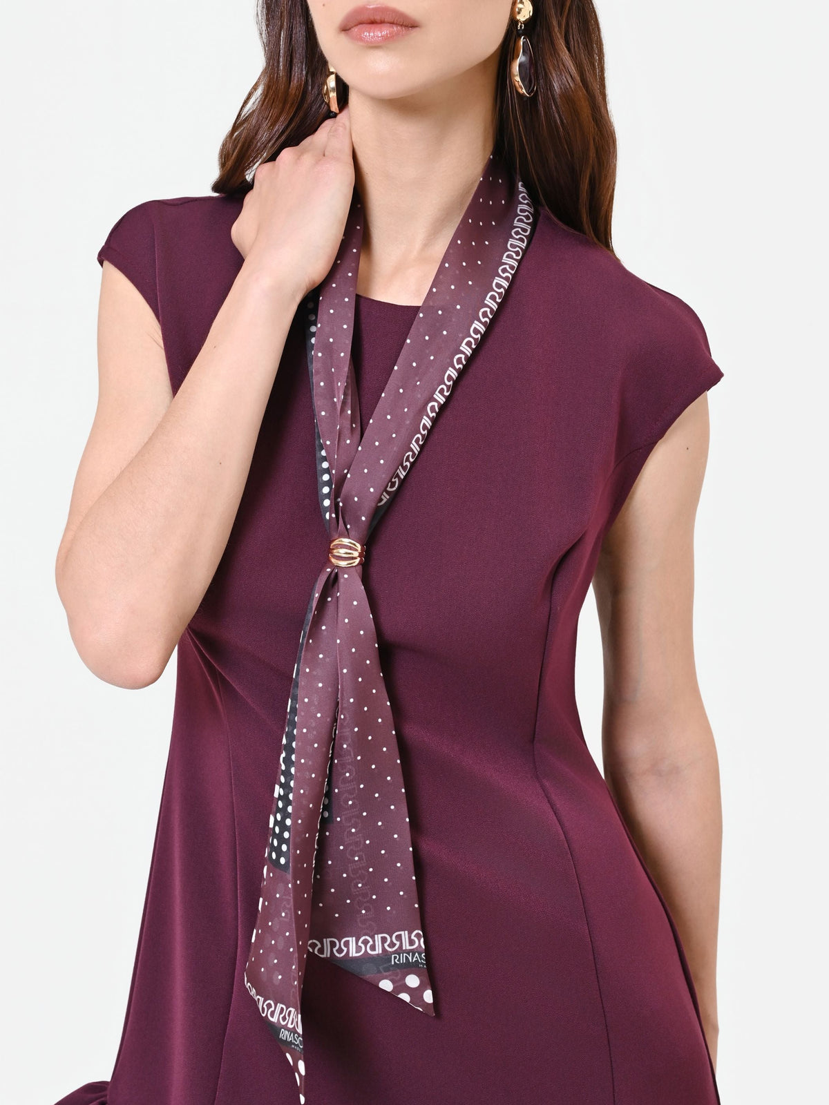 Abito bordeaux rosso con balza