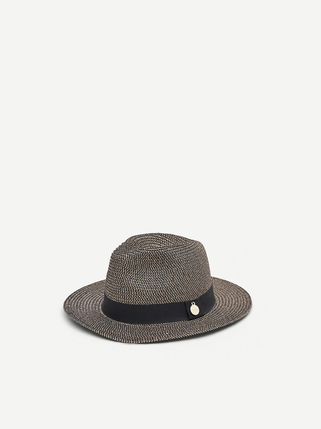 Cappello nero a tesa larga