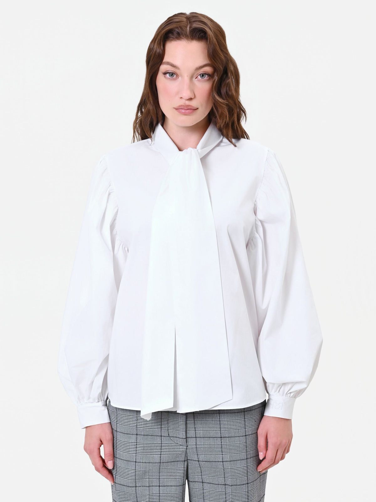Camicia bianca con fiocco lavallière