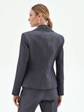 Giacca blu gessata con bottone gioiello