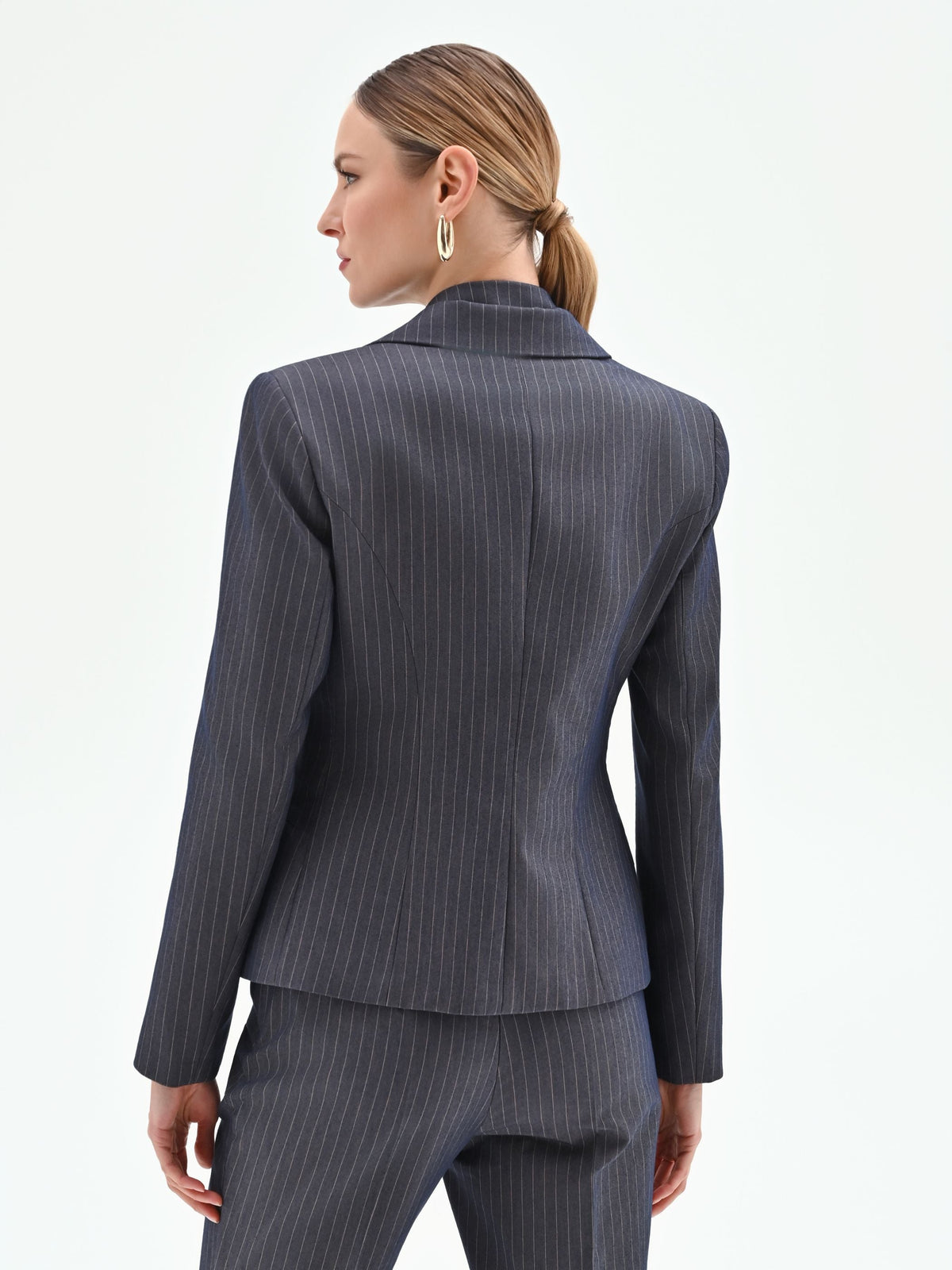Giacca blu gessata con bottone gioiello