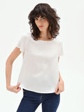 Blusa bianca in raso con scollo a barchetta