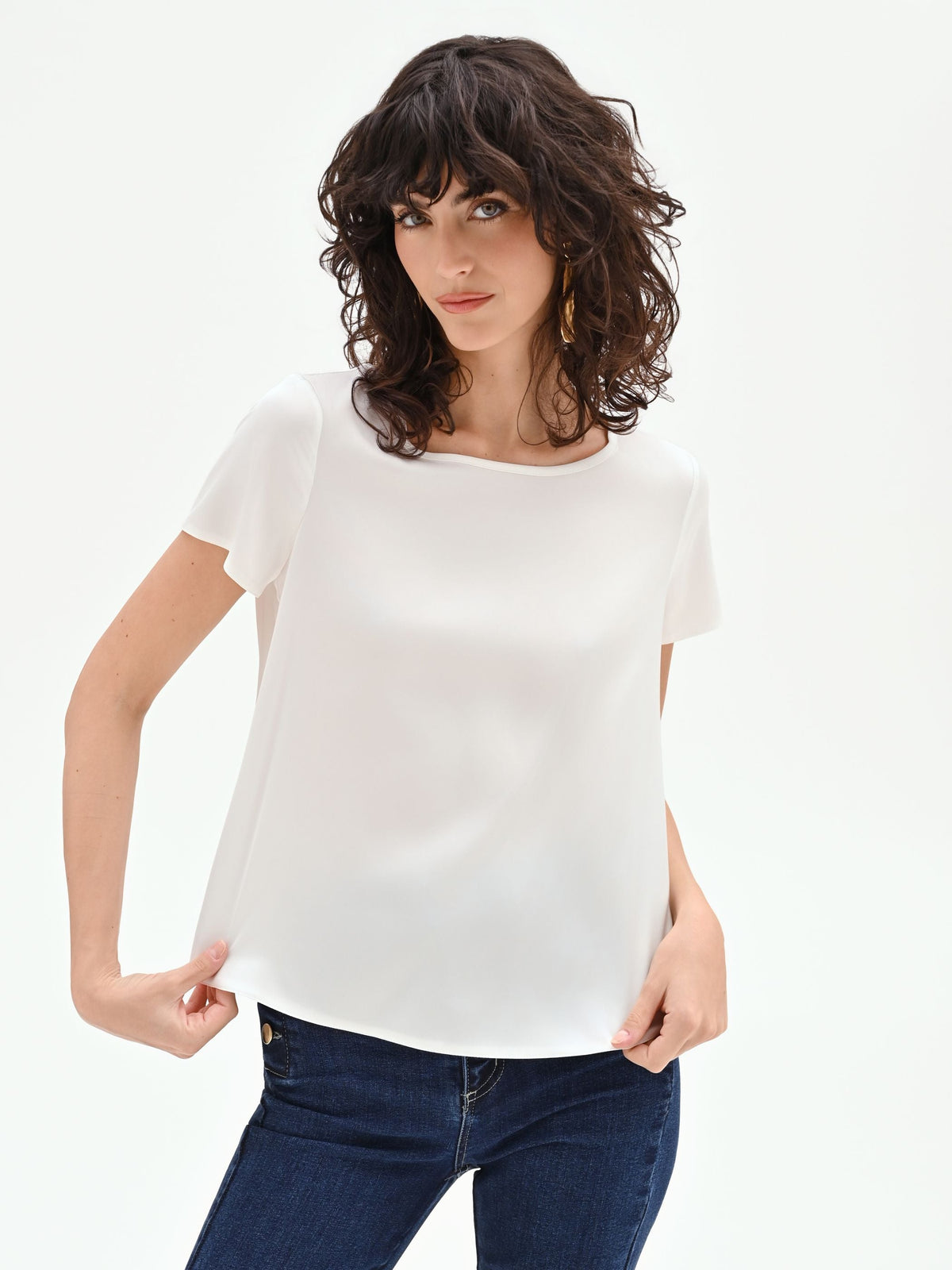 Blusa bianca in raso con scollo a barchetta
