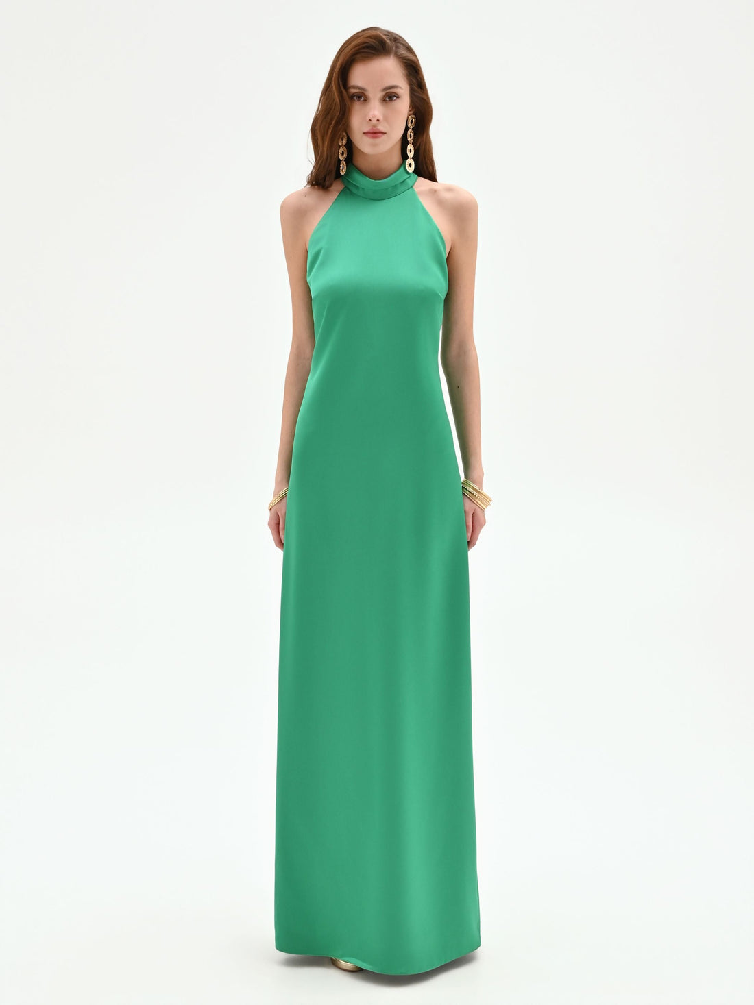Abito lungo in raso verde con scollo halter