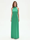 Abito lungo in raso verde con scollo halter