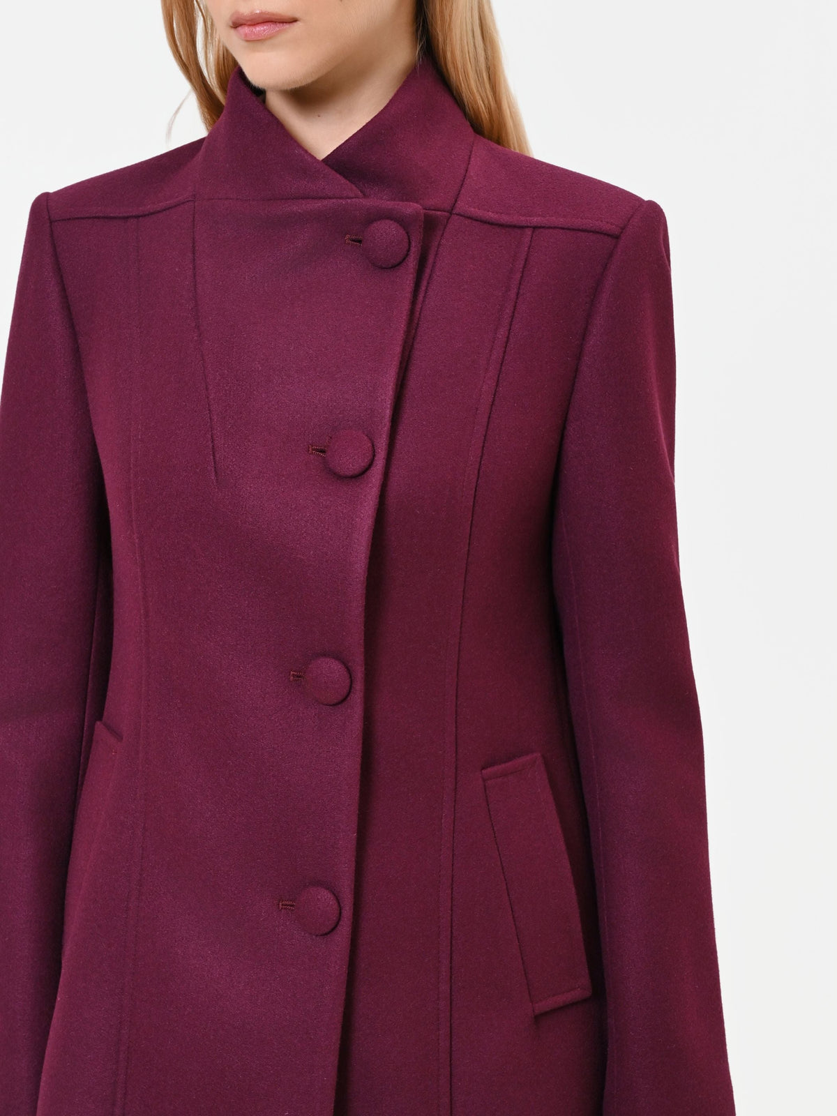 Cappotto bordeaux rosso con collo in piedi