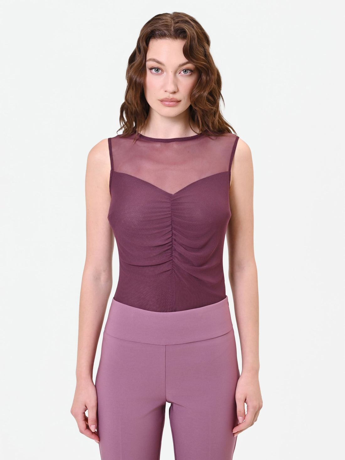 Blusa bordeaux con carré in tulle