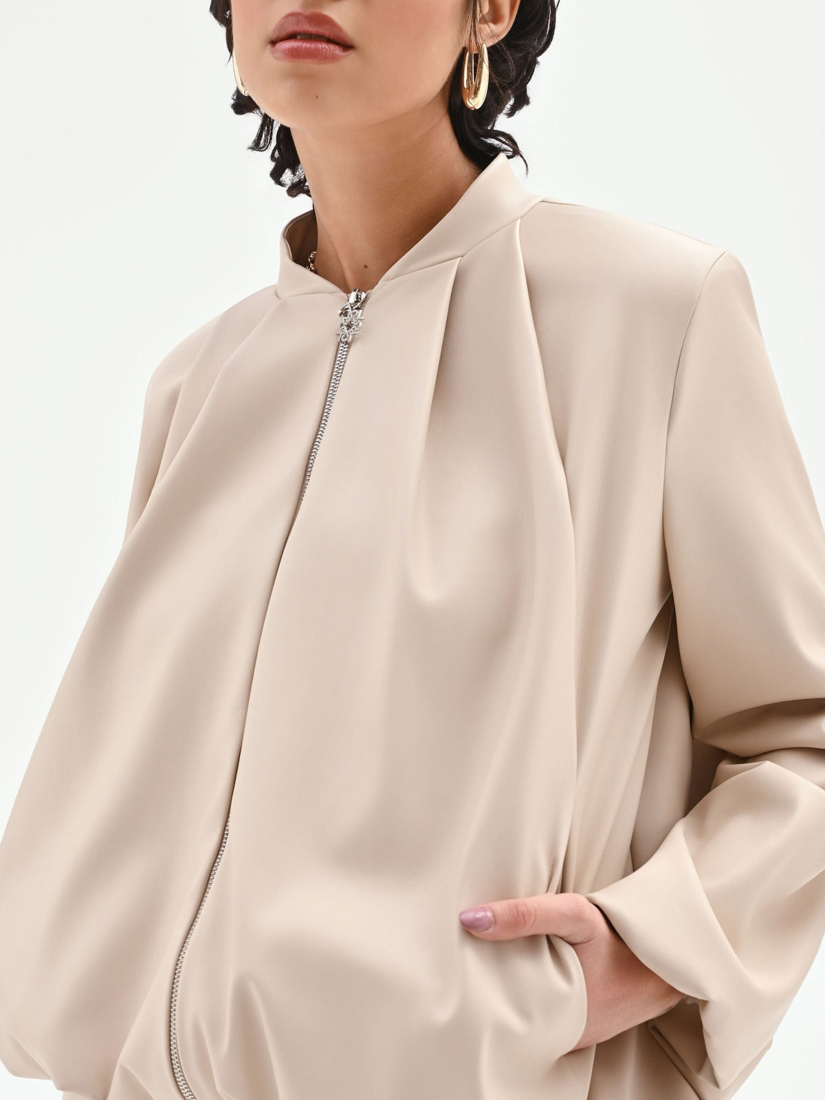 Bomber in similpelle tortora beige con maniche a palloncino