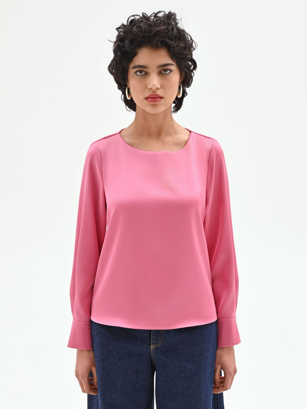 Blusa rosa con maniche a sbuffo