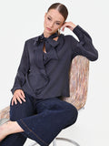 Blusa blu navy con collo a fiocco e volant