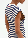 T-shirt in cotone a righe blu con spalla estesa