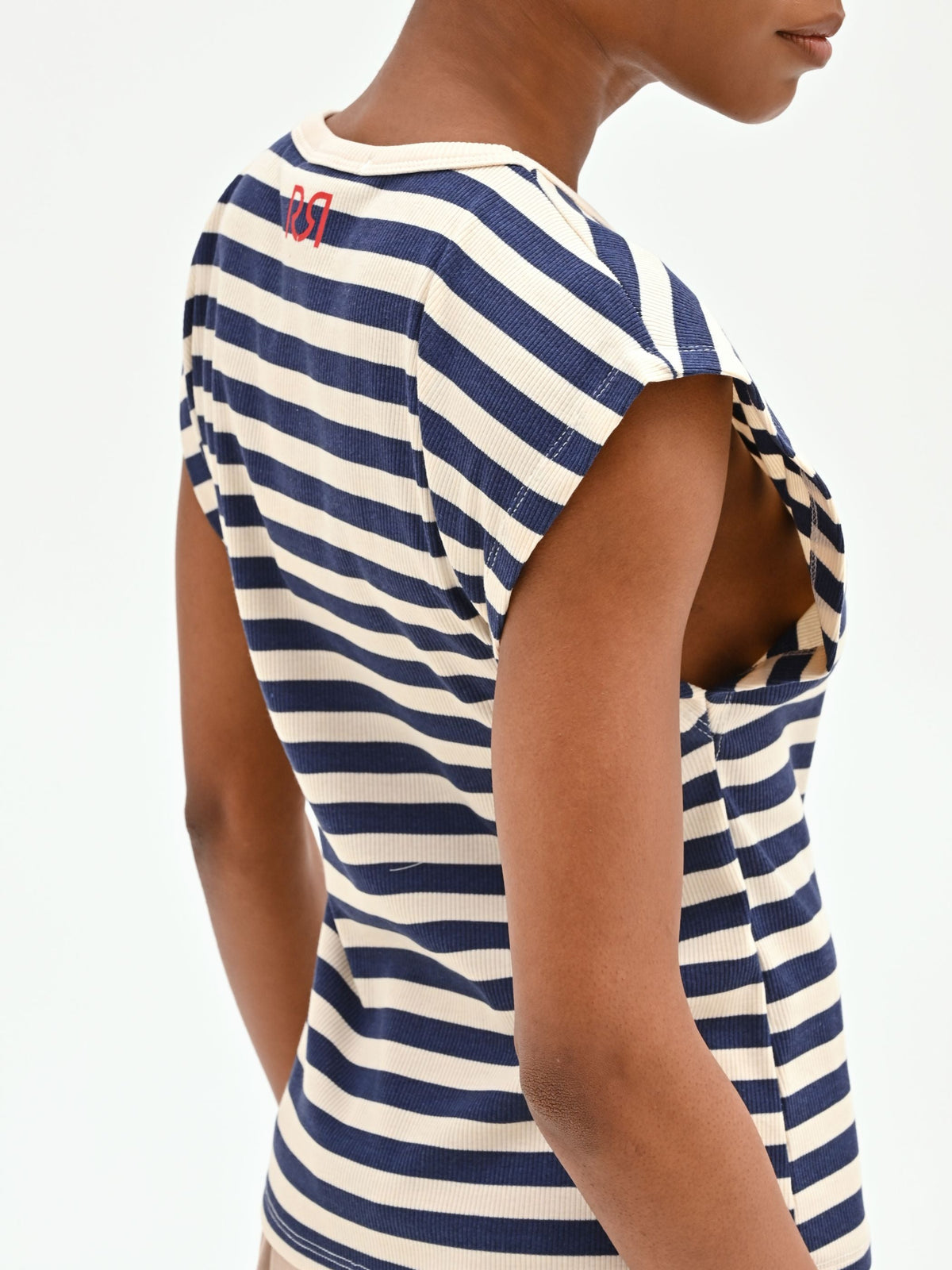 T-shirt in cotone a righe blu con spalla estesa