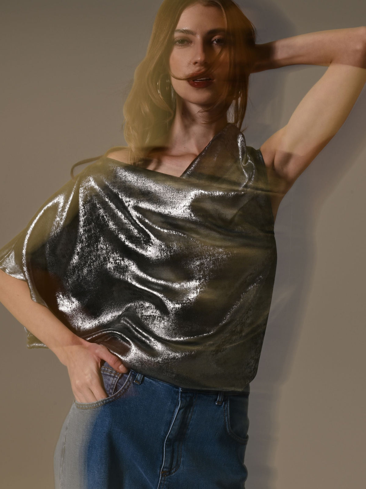 Blusa Monospalla in Cadi Laminato