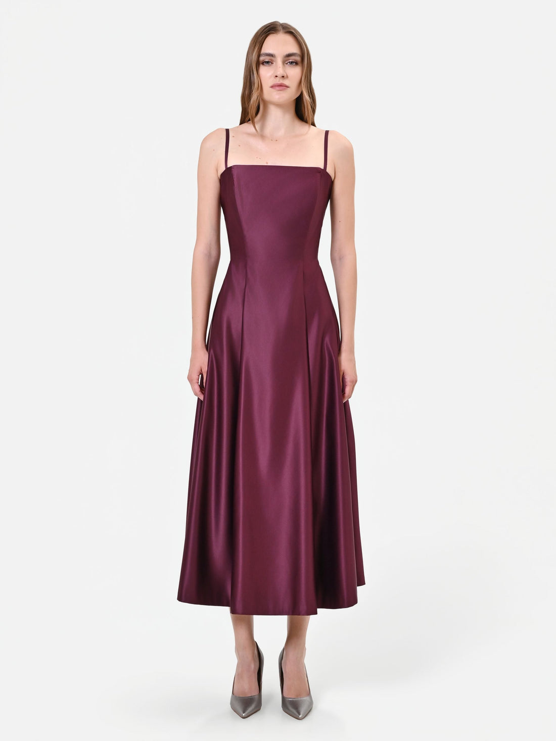 Abito midi bordeaux in raso con gonna ampia
