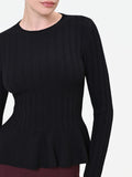 Maglia nera a costine con fondo a peplo in misto viscosa