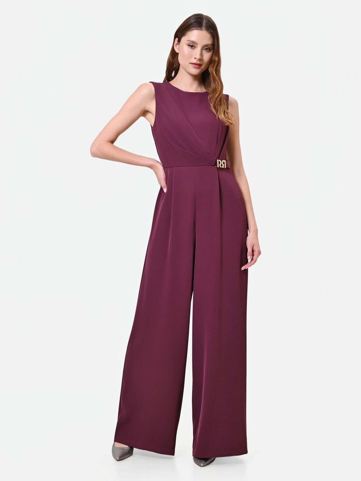 Tuta elegante bordeaux con drappeggio asimmetrico