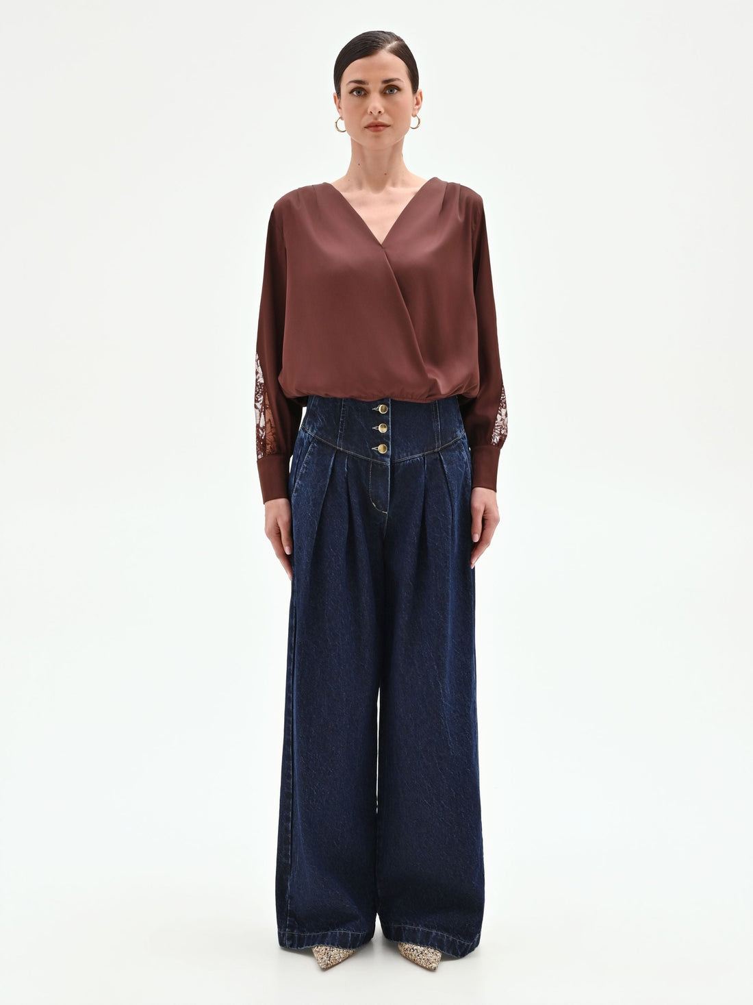 Blusa cioccolato in raso con inserti in pizzo