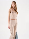 Top beige chiaro con incrocio drappeggiato