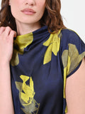 Top blu navy con collo drappeggiato e stampa floreale