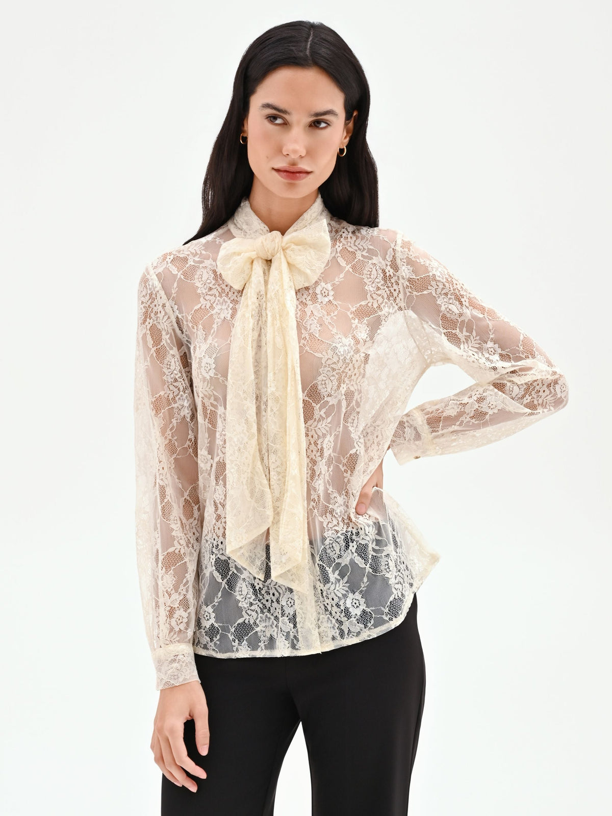 Camicia in pizzo panna con collo lavallière