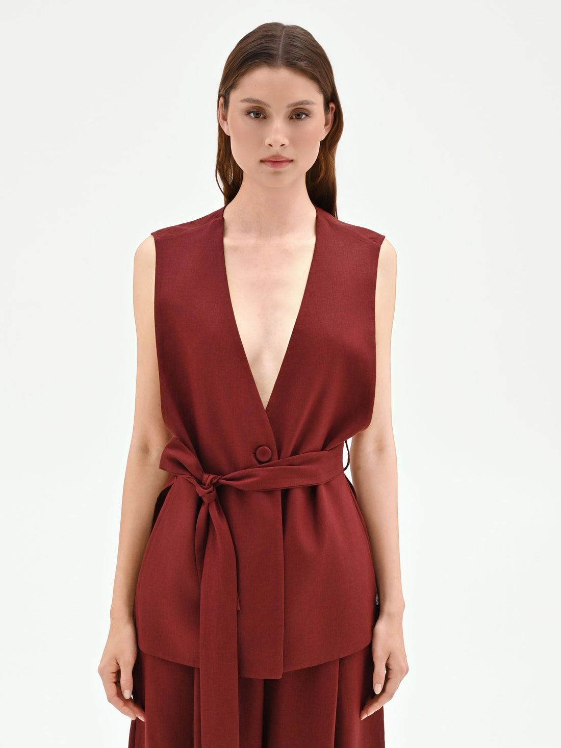 Gilet in lino rosso bordeaux con cintura