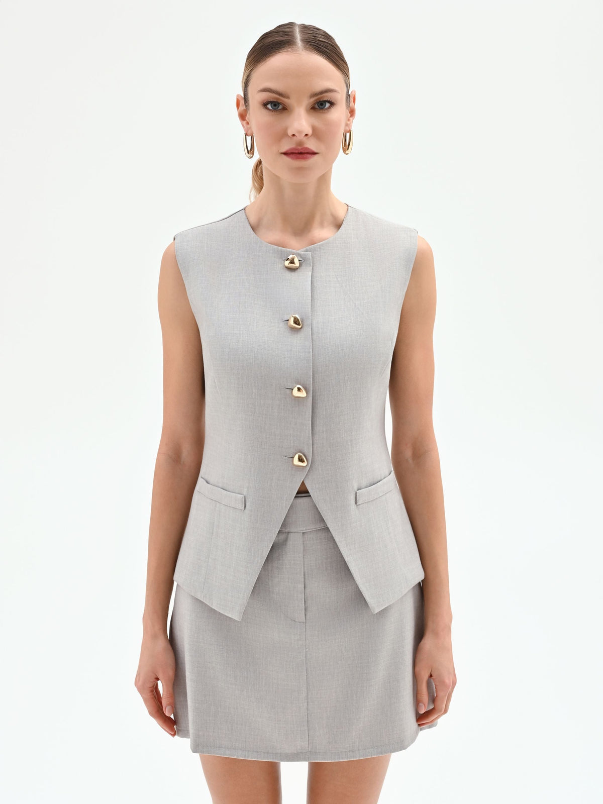 Gilet grigio sciancrato con bottoni dorati