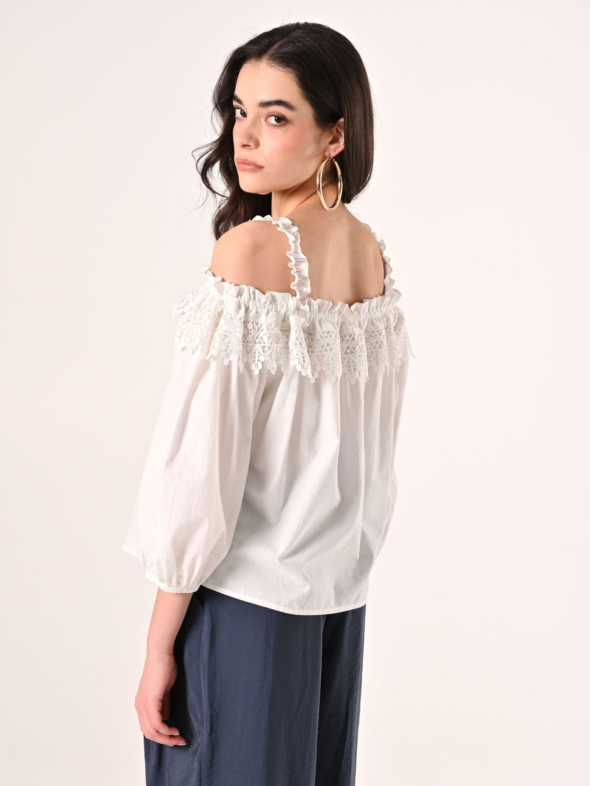 Blusa Bianca off the Shoulders con Inserto in Pizzo