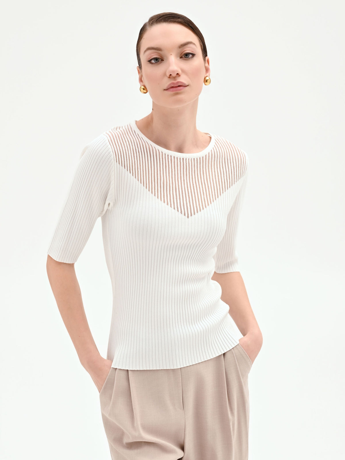 Maglia color panna con gioco di trasparenze