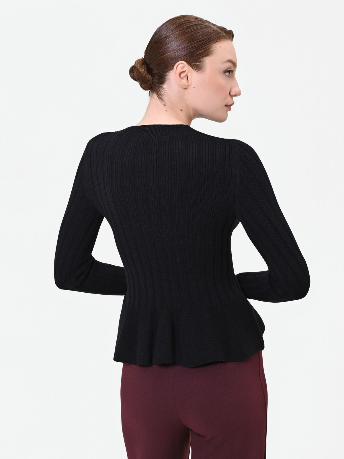 Maglia nera a costine con fondo a peplo in misto viscosa