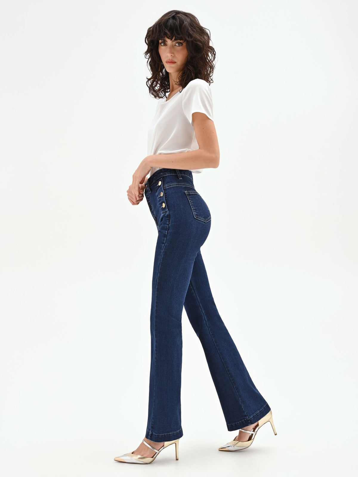 Pantaloni jeans azzurri a zampa con bottoni dorati