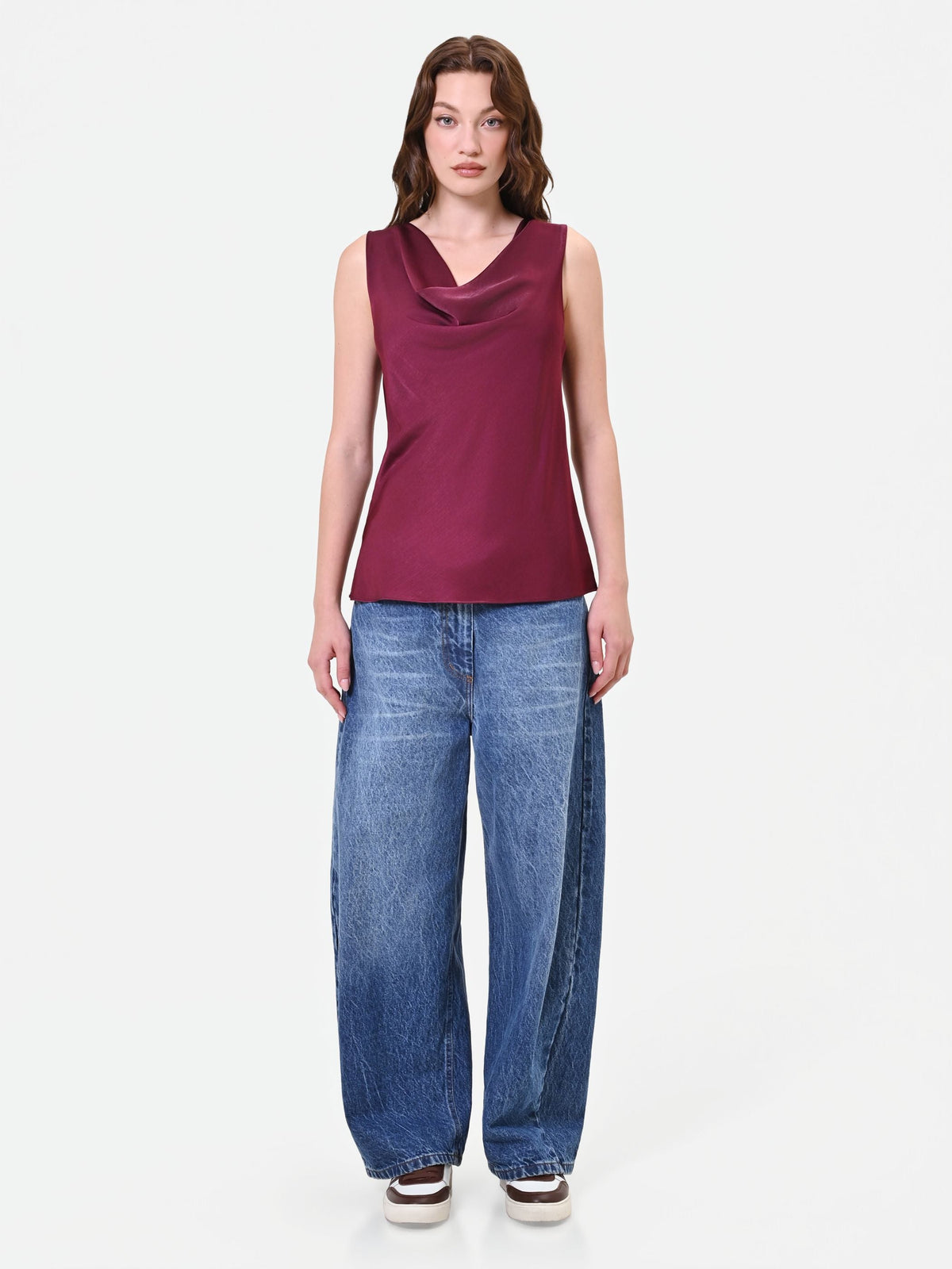 Top in raso bordeaux con scollo a cappuccio
