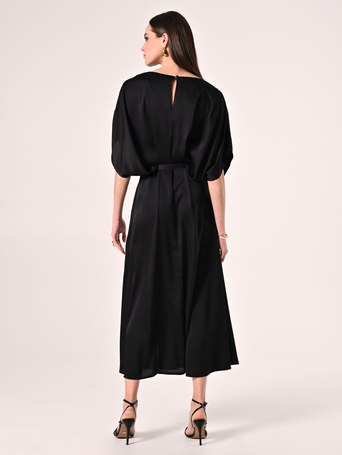 Abito Nero con Maniche Kimono