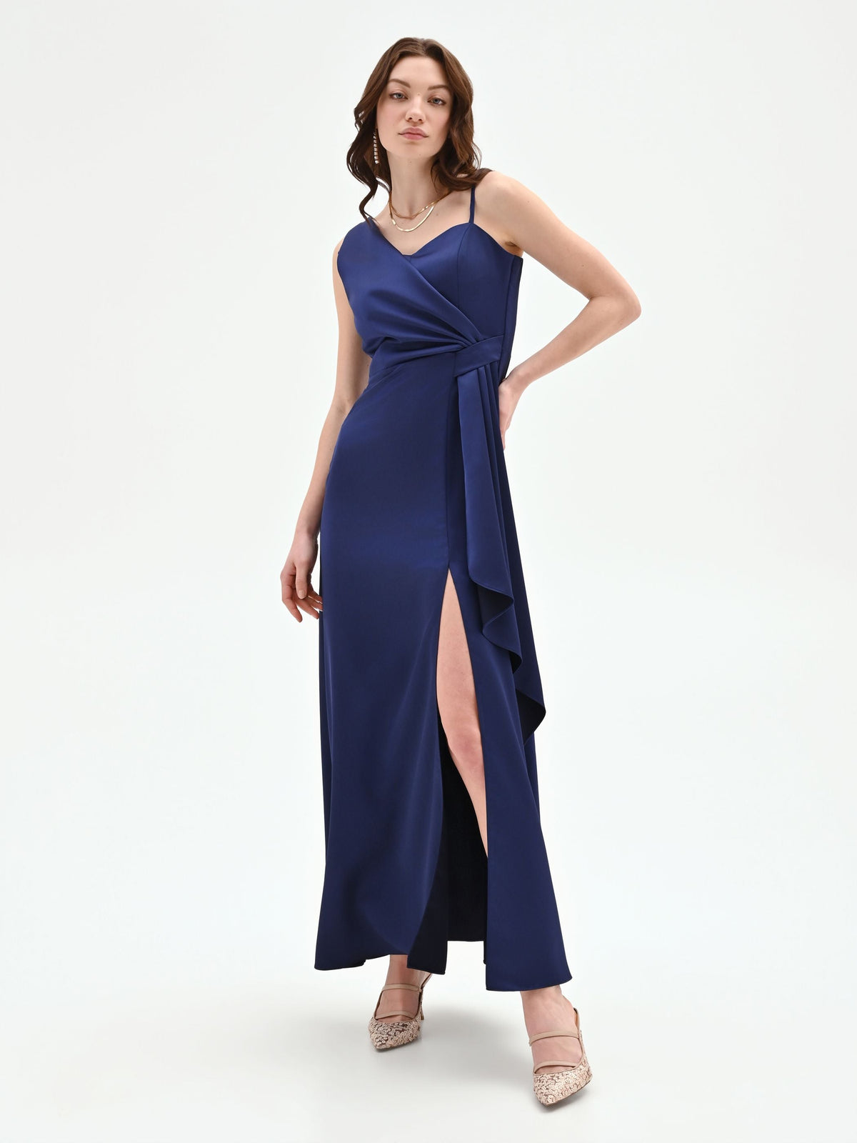 Abito atelier lungo blu indaco con nodo drappeggiato