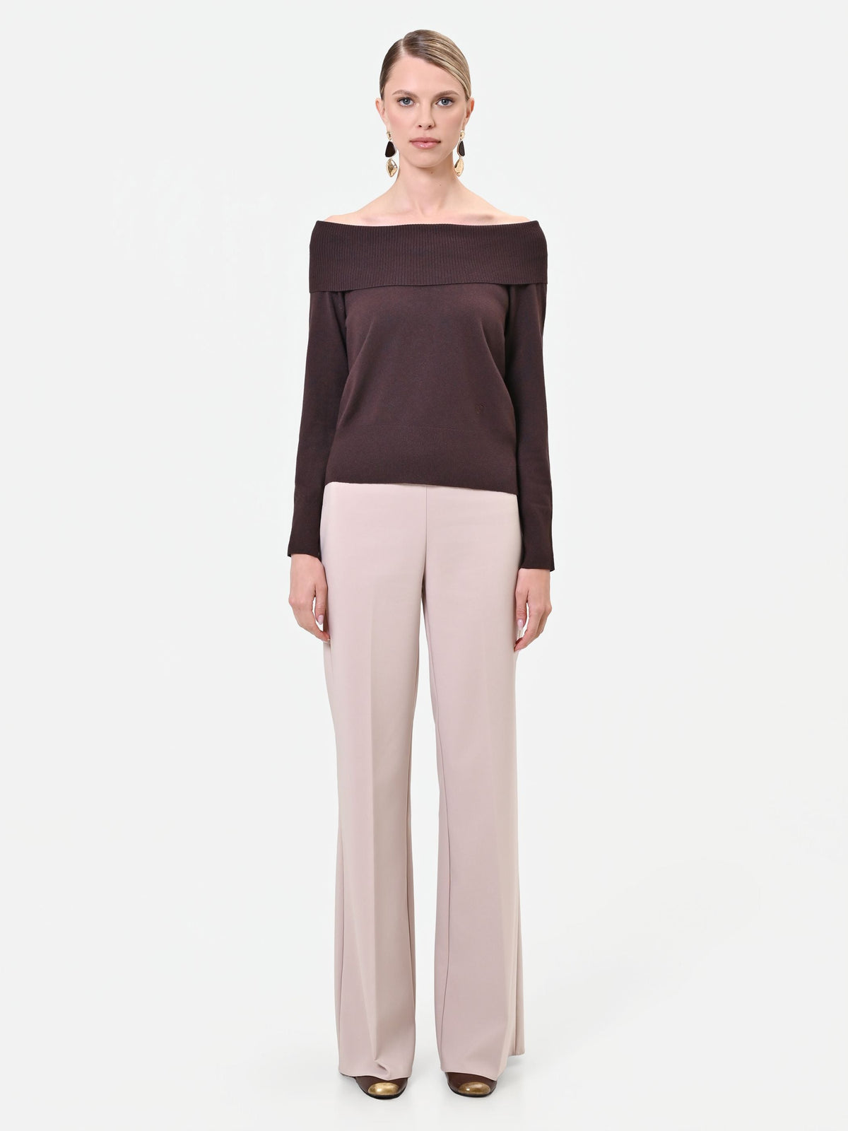 Maglia marrone con spalle scoperte