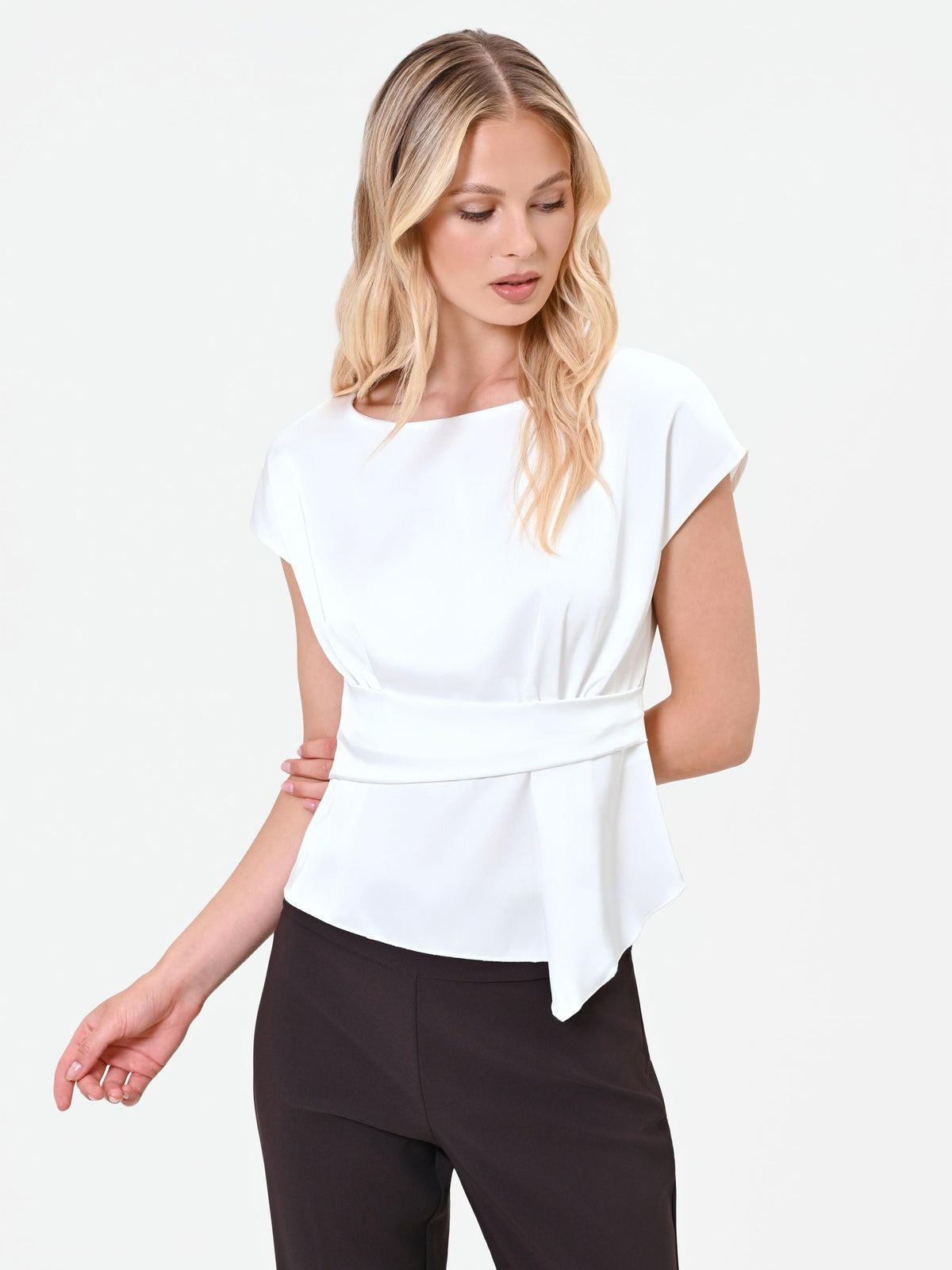 Blusa panna in raso con cintura annodata