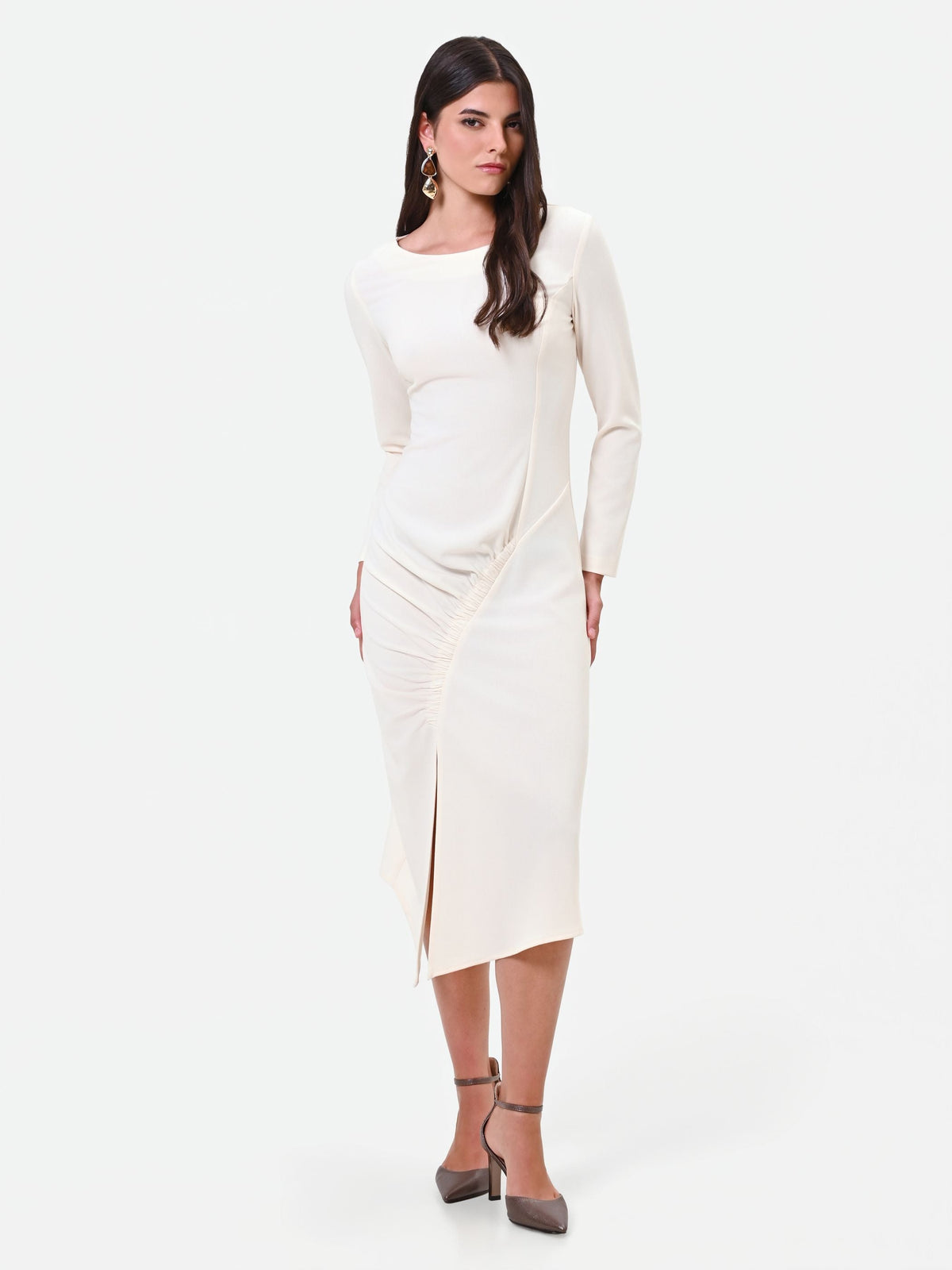Abito midi bianco con drappeggio asimmetrico