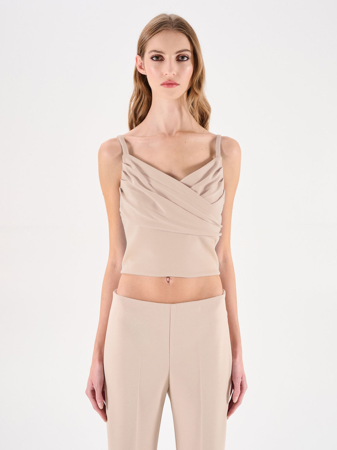 Top beige chiaro con incrocio drappeggiato