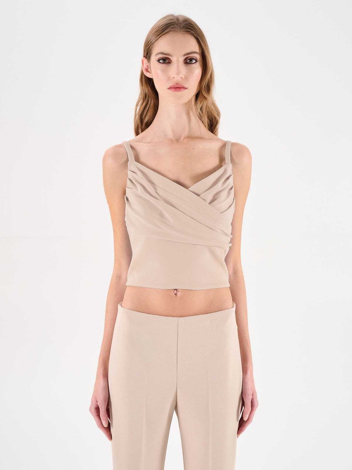 Top beige chiaro con incrocio drappeggiato