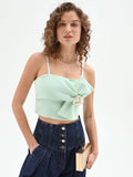 Top crop verde menta con fibbia decorativa