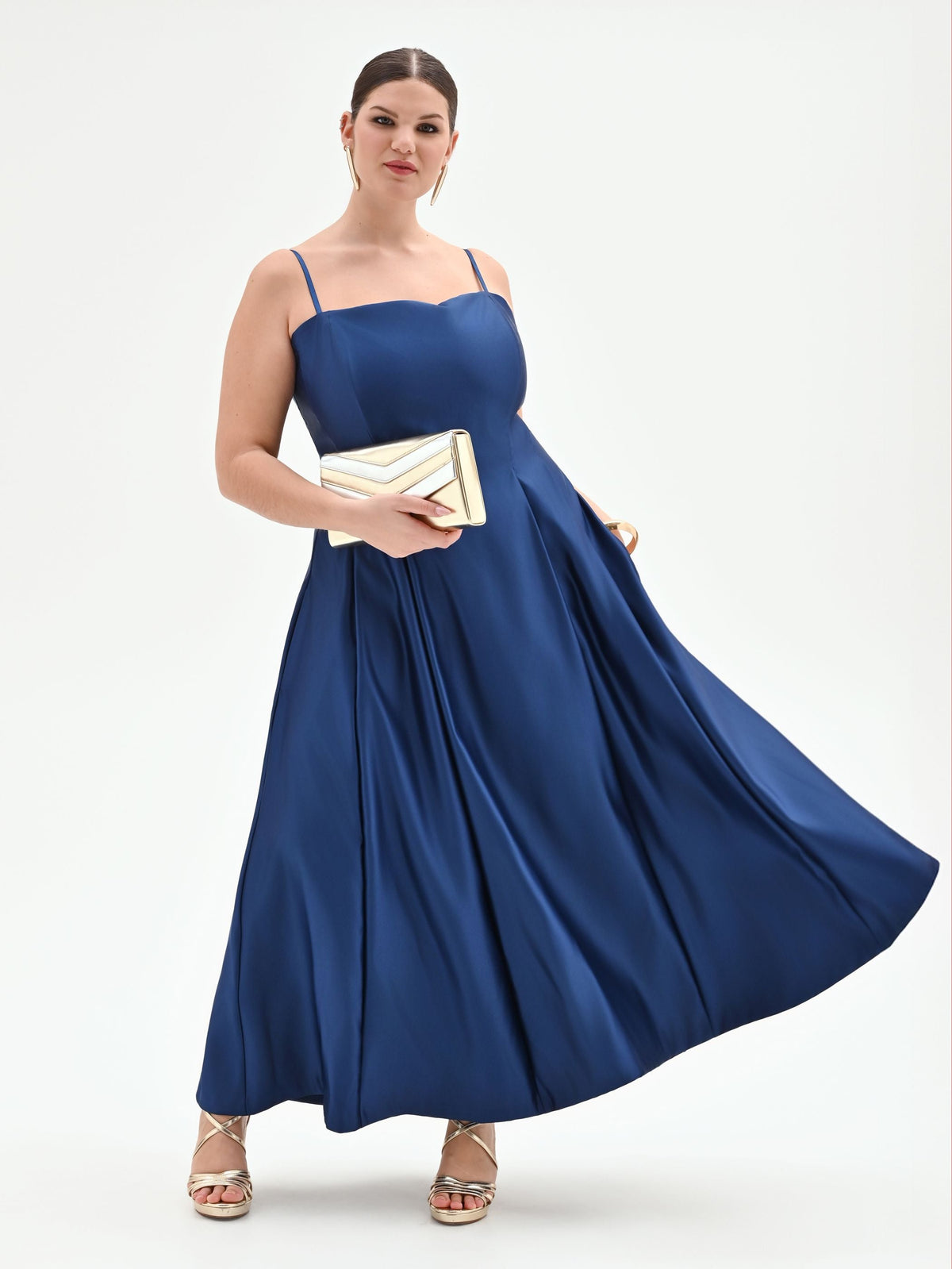 Abito curvy lungo in raso blu brillante
