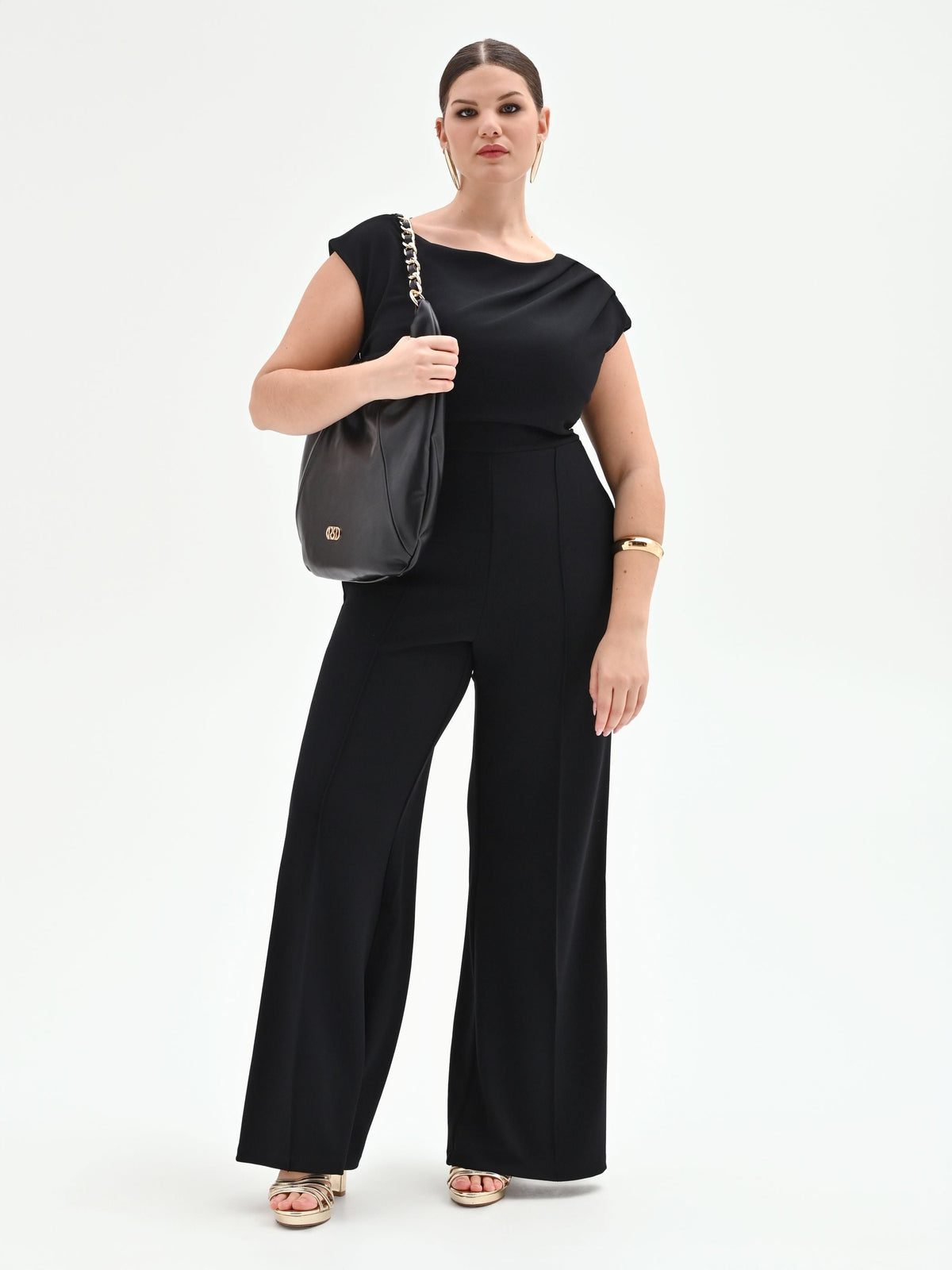 Tuta nera curvy con scollo asimmetrico