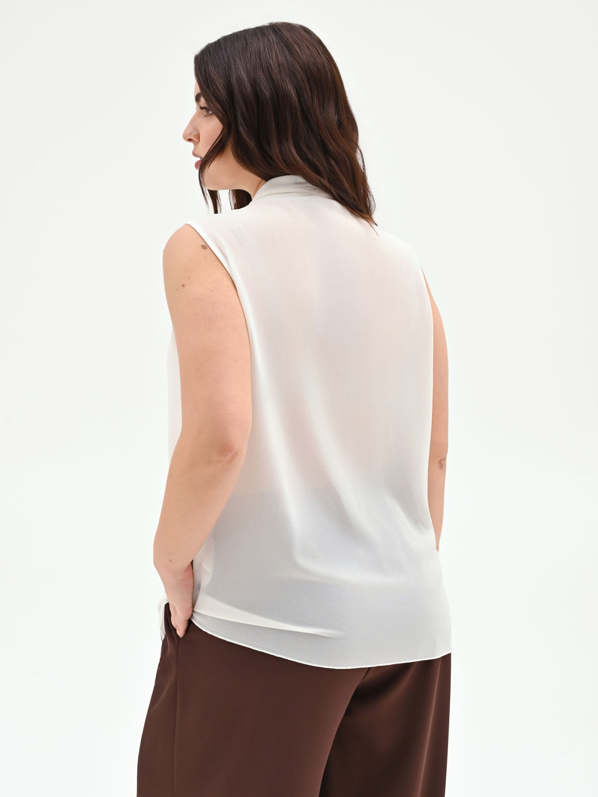 Top curvy  bianco panna con spilla gioiello
