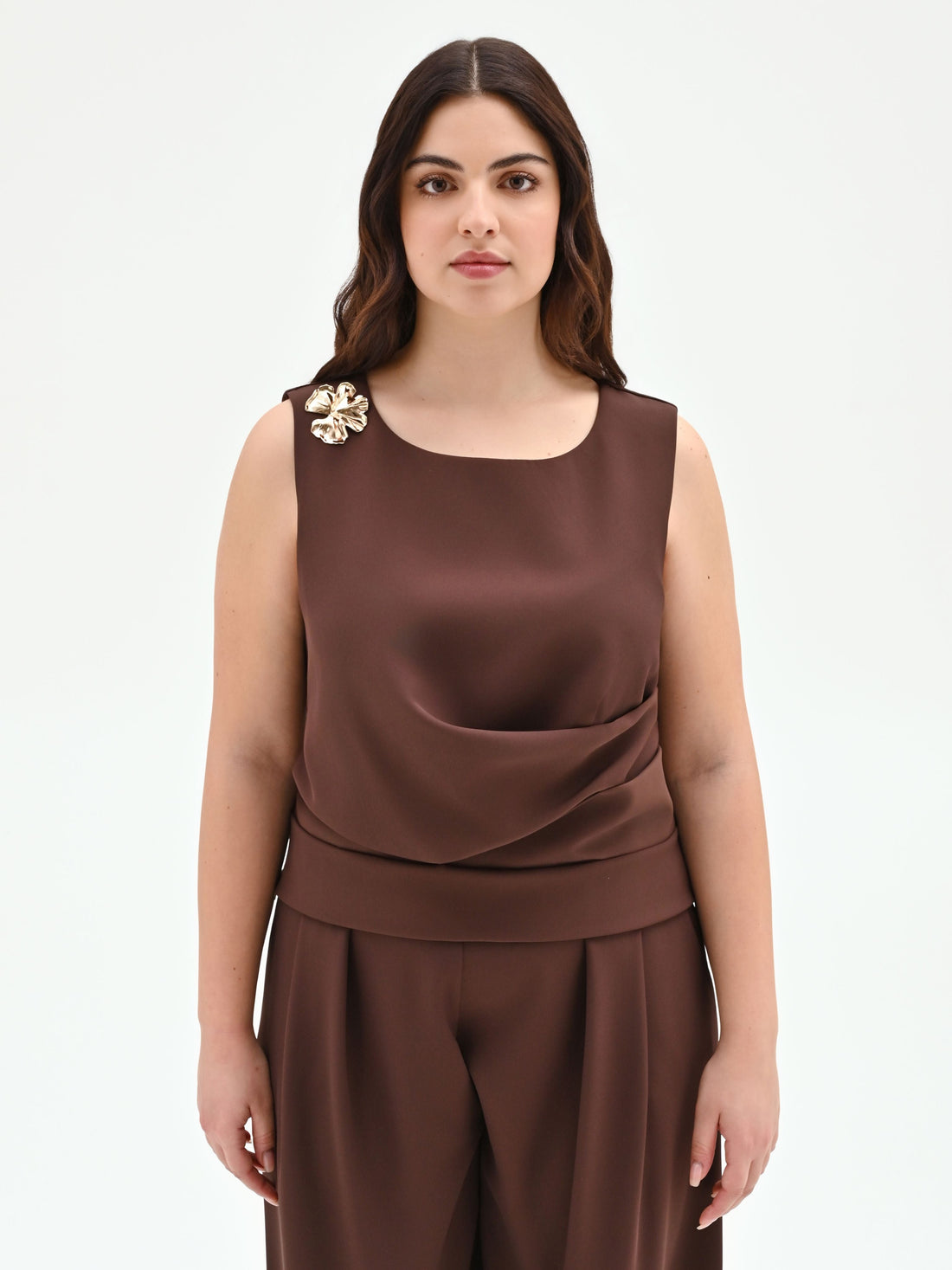 Top curvy cioccolato con drappeggio e spilla fiore