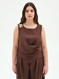 Top curvy cioccolato con drappeggio e spilla fiore