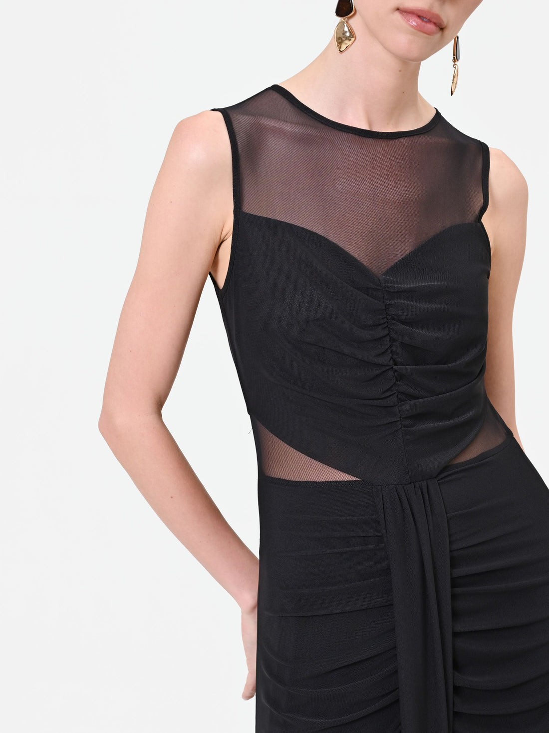 Abito lungo nero con dettagli in tulle