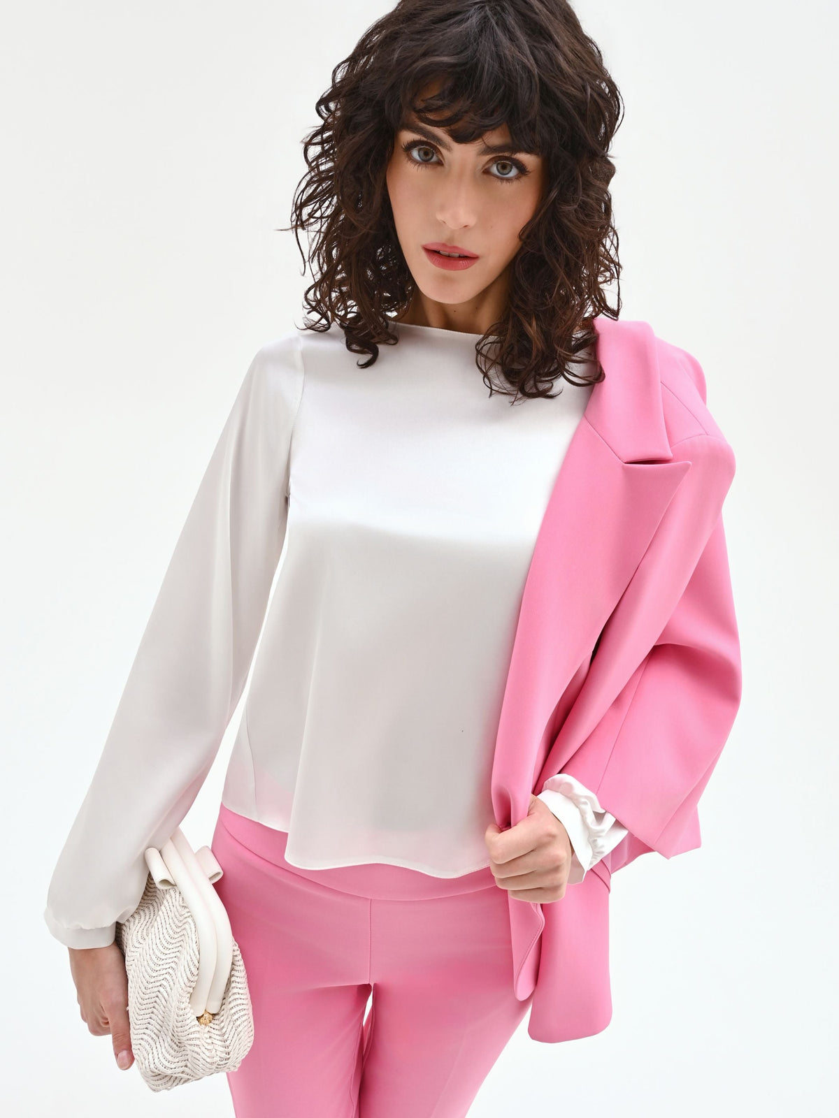 Blusa bianca in raso con scollo a barchetta