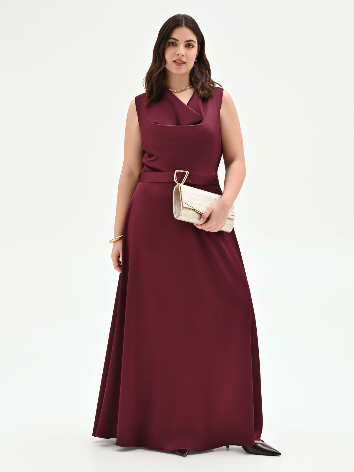 Abito lungo curvy bordeaux con scollo asimmetrico